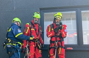 Kreisfeuerwehrverband Pinneberg: FW-PI: Folgemeldung: Großfeuer in Quickborn / Einsatzende noch nicht absehbar