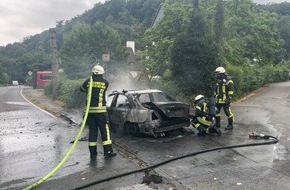 Feuerwehr Mülheim an der Ruhr: FW-MH: PKW-Brand greift auf Hecke über