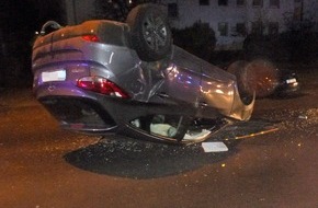 Polizeipräsidium Nordhessen - Kassel: POL-KS: Auto überschlägt sich auf Lilienthalstraße: Fahrerin schwer verletzt