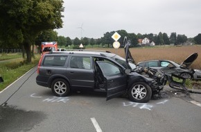 Kreispolizeibehörde Herford: POL-HF: Auto landet in Straßengraben - Fünf Personen verletzt