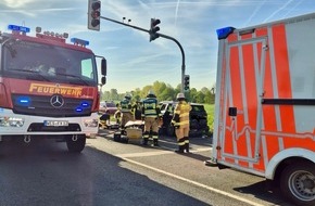 Feuerwehr Xanten: FW Xanten: Auffahrunfall im Kreuzungsbereich - Zwei Personen aus Fahrzeug befreit