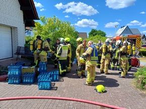 FW Horn-Bad Meinberg: Feuer greift auf Dachstuhl über und zerstört Wohngebäude - über 100 Einsatzkräfte mehrere Stunden im Einsatz