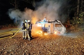 Feuerwehr Drolshagen: FW Drolshagen: Mitten in der Nacht: Kleinbus brennt auf Parkplatz