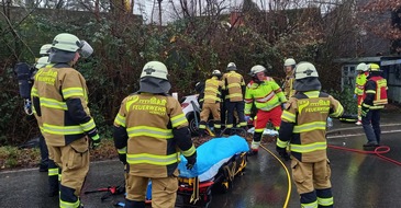 Feuerwehr Herdecke: FW-EN: Schwerer Verkehrsunfall mit eingeklemmter Person auf der Wittener Landstraße - 64- jährige wurde schonend aus dem Fahrzeug gerettet