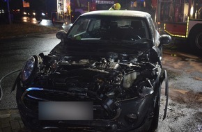Kreispolizeibehörde Herford: POL-HF: Mini Cooper fährt ungebremst in Nissan - 22-jähriger Herforder schwer verletzt