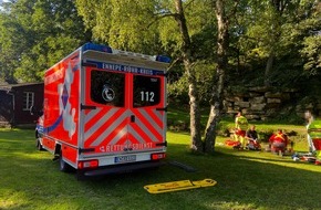 Feuerwehr Herdecke: FW-EN: 79- jähriger stürzt mit Aufsitzrasenmäher 10m ab und verletzt sich schwer - Personensuche im unwegsamen Steinbruch - Hubschraubereinsatz mit Winde