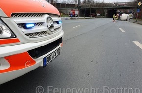 Feuerwehr Bottrop: FW-BOT: LKW verliert Gefahrstofftank