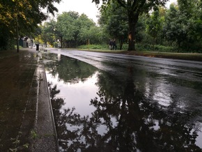 FW-WRN: TH_1 - Höhe Kindergarten Fahrbahn unter Wasser, Amtshilfe f. Pol.