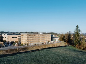 Medienmitteilung Griesser: Designstarke und nachhaltige Beschattung beim neuen Blumer Lehmann Holzbau