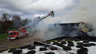 Kreisfeuerwehrverband Rhein-Neckar-Kreis e.V.: FW-RNK: Brand Stroh- und Heulager im Gewann "Im Dobel"