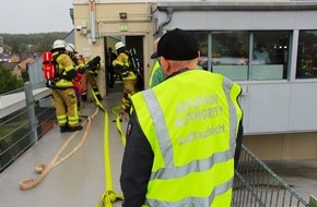Freiwillige Feuerwehr Mechernich: FW Mechernich: Hubschrauberunfall auf dem Krankenhauslandeplatz - Feuerwehr &uuml;bt den Ernstfall