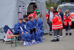 FW-KA: DekonV 50 Einheit Karlsruhe-Land beübt die Dekontamination von vielen Verletzten.