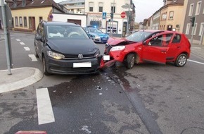 Polizeidirektion Neustadt/Weinstraße: POL-PDNW: Zwei verletzte Personen nach Unfall