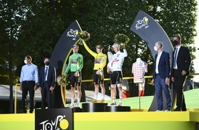 Skoda Auto Deutschland GmbH: Tour de France-Sieger Jonas Vingegaard mit Kristallglastrophäe von ŠKODA AUTO geehrt