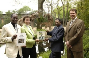 Deutscher Teeverband e.V.: Tee verbindet: Tea Board of Kenya übernimmt Patenschaft für Giraffenbaby "Layla-Nandi" in Hagenbecks Tierpark