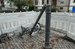 Polizeipräsidium Freiburg: POL-FR: Schönau: Gusseiserne Straßenlaterne beschädigt - Polizei sucht Zeugen