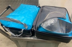 Zollfahndungsamt Frankfurt am Main: ZOLL-F: Erneut Glasaale am Frankfurter Flughafen im Gepäck eines Reisenden entdeckt
Geschätzte 100.000 Glasaale (Jungaale) in drei Koffern beschlagnahmt und am gleichen Tag im Rhein ausgesetzt