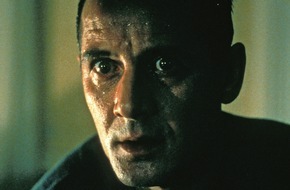 TELE 5: Tele 5 reagiert auf den Tod von Schauspieler Ulrich Mühe, ändert sein Programm und zeigt in der Nacht von Donnerstag, 26.07., auf Freitag, 27.07., um 00.15 Uhr den Psycho-Thriller "Funny Games"