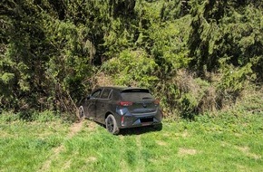 Polizeiinspektion Rockenhausen: POL-PIROK: Verkehrsunfall wegen Wildschweinen, Fahrer leichtverletzt