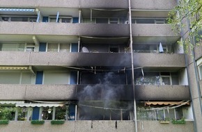 Feuerwehr und Rettungsdienst Bonn: FW-BN: Wohnungsbrand in Bonn-Auerberg - Brandwohnung vollst&auml;ndig ausgebrannt - drei weitere Wohneinheiten durch Brandrauch vor&uuml;bergehend nicht bewohnbar