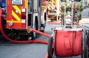 Feuerwehr Dresden: FW Dresden: Meterhohe Flammen rufen die Feuerwehr auf den Plan