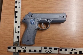 Bundespolizeidirektion Sankt Augustin: BPOL NRW: Zugbegleiter mit Spielzeugwaffe bedroht - Bundespolizei ermittelt
