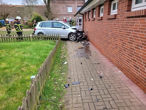 POL-STD: Senior prallt mit Auto in Steinkirchen gegen Hauswand, Unbekannte beschädigen Verkehrsüberwachungsanhänger des Landkreises