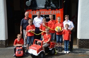 Freiwillige Feuerwehr Menden: FW Menden: Mendener Bürgerstiftung unterstützt kleine Helden der Kinderfeuerwehr