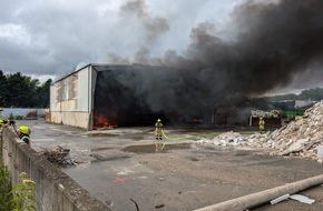 Freiwillige Feuerwehr Kamen: FW Kamen: Brennt Lagerhalle in Kamen.