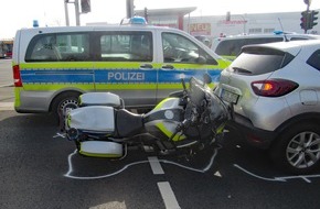 Polizei Mettmann: POL-ME: Motorradpolizist bei Verkehrsunfall verletzt - Velbert - 2103024