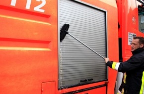 Feuerwehr Essen: FW-E: Verspäteter Halloween-Streich? Löschfahrzeug der Essener Feuerwehr von rohem Ei getroffen