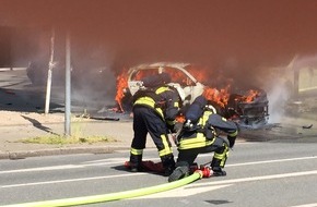 Feuerwehr Mülheim an der Ruhr: FW-MH: PKW im Vollbrand / Eine schwerverletzte Person. #fwmh