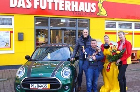 DAS FUTTERHAUS-Franchise GmbH & Co. KG: Schwerinerin gewinnt mit ihrem Glückslos einen MINI Cooper