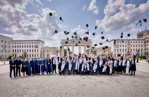 Asklepios Medical School GmbH: Feierliche Diplomverleihung an den 12. Jahrgang des Asklepios Campus Hamburg in der Ungarischen Botschaft in Berlin