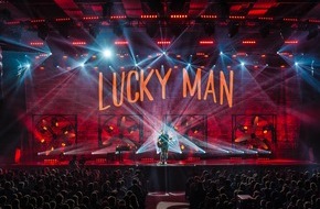 SAT.1: Selbstfindungstrip mit Luke: SAT.1 zeigt das zweite Live-Programm "Lucky Man" von Luke Mockridge am 6. April erstmals im TV