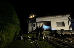 Feuerwehr Ense: FW Ense: Feuerwehr löscht Küchenbrand in Ense-Höngen