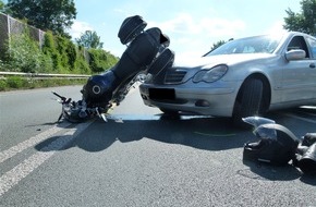 Polizei Minden-Lübbecke: POL-MI: PKW-Fahrer wendet auf Bundesstraße und kollidiert mit Biker