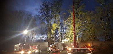 Feuerwehr Bochum: FW-BO: 30 m Linde droht auf Spielplatz und Gehweg zu stürzen in Bochum Werne Straße Zum Kühl