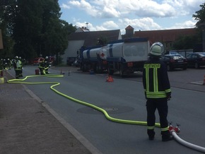 FW Borgentreich: Gefahrguteinsatz für die Feuerwehr Borgentreich. 300-400 Liter Kraftstoff (E10) gelangen bei Tankarbeiten in die Kanalisation.