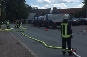 Freiwillige Feuerwehr Borgentreich: FW Borgentreich: Gefahrguteinsatz für die Feuerwehr Borgentreich. 300-400 Liter Kraftstoff (E10) gelangen bei Tankarbeiten in die Kanalisation.