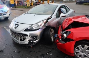 Kreispolizeibehörde Herford: POL-HF: Autofahrer bei Unfall verletzt- Fließenden Verkehr übersehen