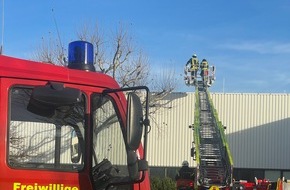 Feuerwehr Ense: FW Ense: brennende Absauganlage in Industriebetrieb verursacht starke Rauchentwicklung