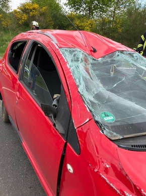 POL-STD: Transporter in Bützfleth ausgebrannt, Einbrecher in Stade, Renault in Buxtehude entwendet - im Bereich Hamburg Neugraben nach Unfall wieder aufgefunden, Verletzte bei Unfall auf der Kreisstraße 30