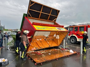 FW LK Neunkirchen: Gewitter über Neunkirchen - Blitz sprengt Kamin und Windböe bläst Verkaufsbude um