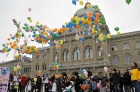 Pro Juventute: Pro Juventute will die 18-35-Jährigen an die Urne bringen - Auf dem Bundesplatz fordern Eltern und Kindern mit Hunderten von Ballonen ein 'Ja zur Familie' (BILD)