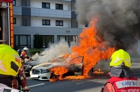 Polizei Mettmann: POL-ME: Taxi aufgrund eines technischen Defekts ausgebrannt - Velbert - 2204116