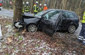 Freiwillige Feuerwehr Gemeinde Schiffdorf: FFW Schiffdorf: Pkw prallt gegen Baum - Fahrer verletzt