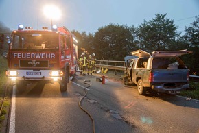 FW-OE: PKW gerät in Gegenverkehr - zwei Verletzte - 1000 Liter Dieseltank bleibt unbeschädigt