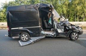 Polizeiinspektion Rotenburg: POL-ROW: ++ Am Seniorenheim - Randalierer beschäftigt Zevener Polizei ++ Unfallflucht auf dem Parkplatz - Unbekannte Frau fährt davon ++ Einbruch in Jugendzentrum ++