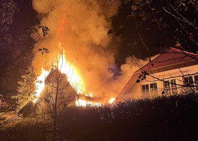 KFV Bodenseekreis: Großbrand in Neufrach - Feuerwehr verhindert Übergreifen auf Wohnhaus